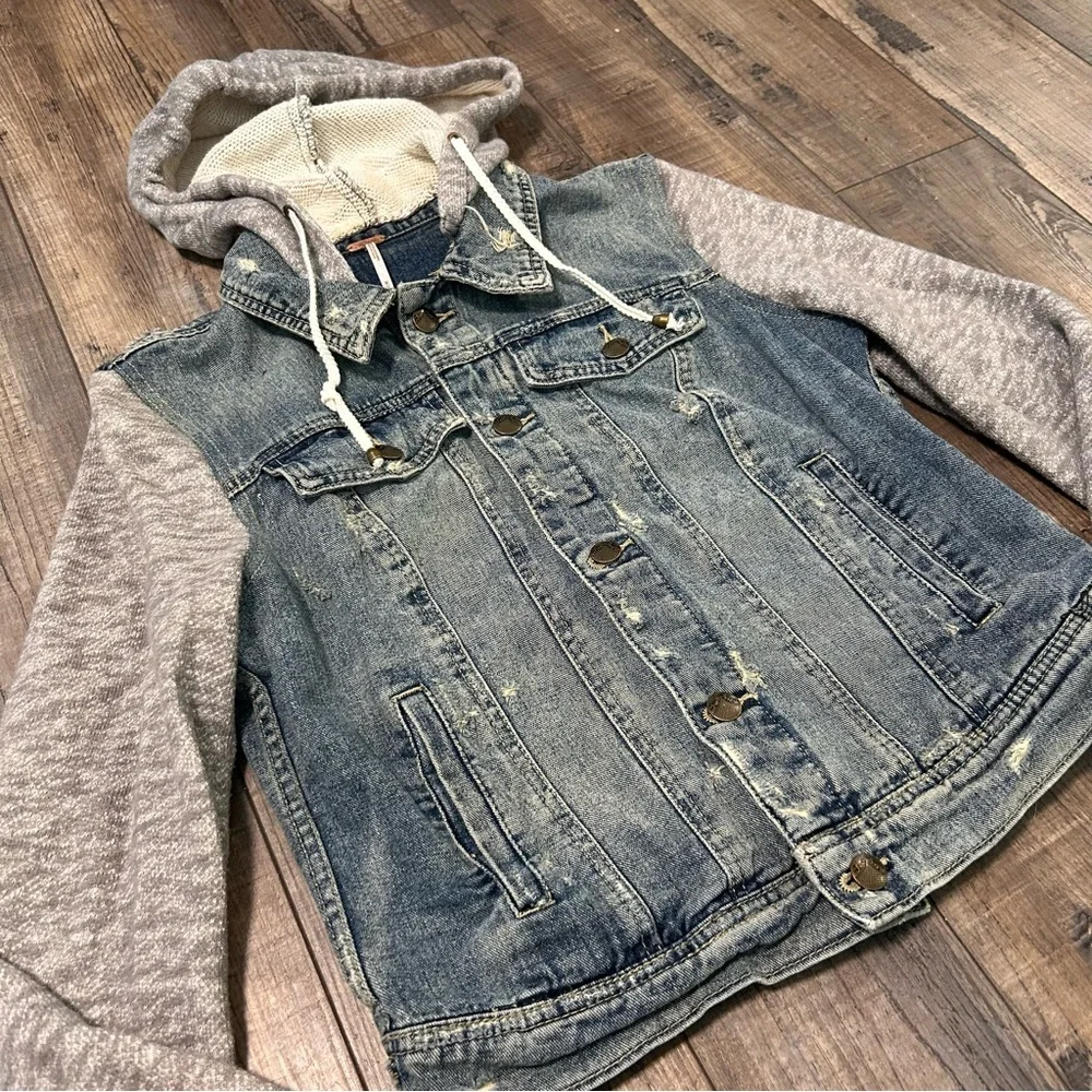 Free People Jacket Womens Medium Blue Denim Hoodie Knit Sleeves Distressed - Picture 3 of 7